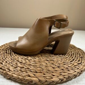 Pierre Dumas Tan Chunky Heel Slingback. Size 9.